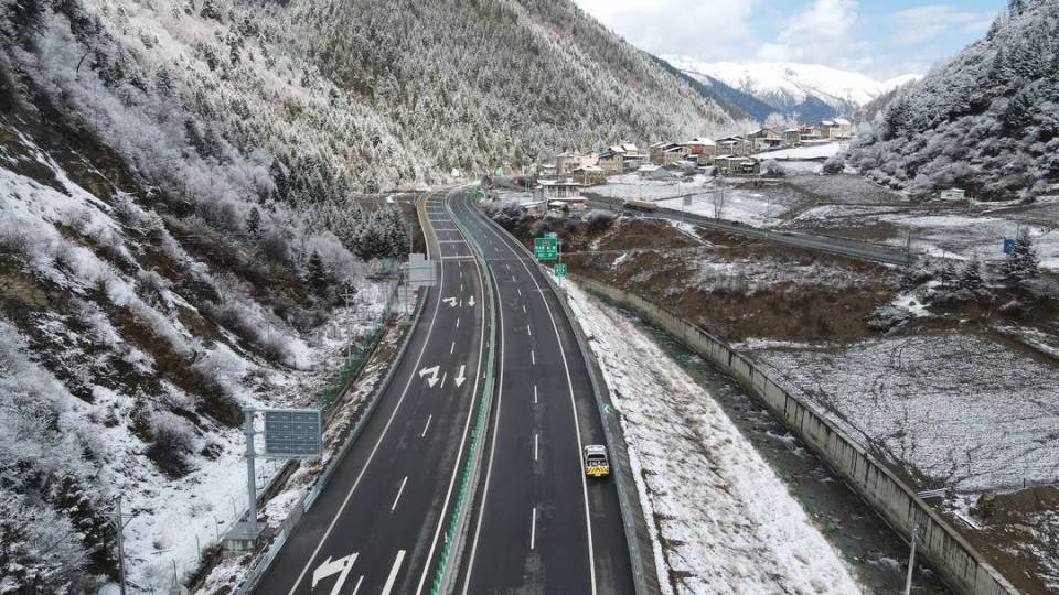 走近藏羌天路守护者记者探访四川高速交警的日常