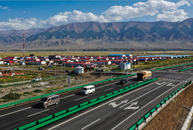 g575线老爷庙口岸至巴里坤公路二期工程正式通车