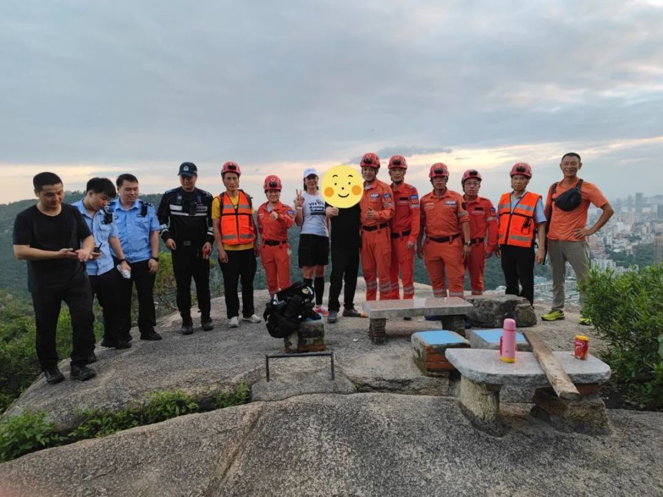 救援人员立即为男子检查伤情与此同时被卡的左脚得以脱困大约过了5