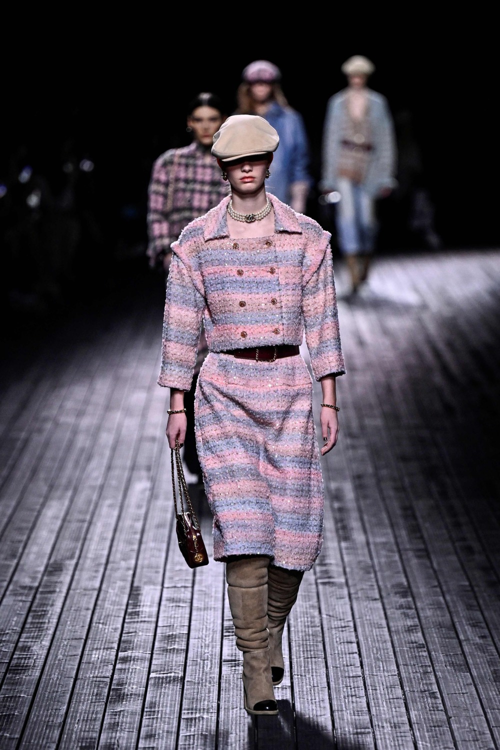 3月5日,模特在法国巴黎时装周上展示香奈儿品牌的2024/25秋冬新款服装