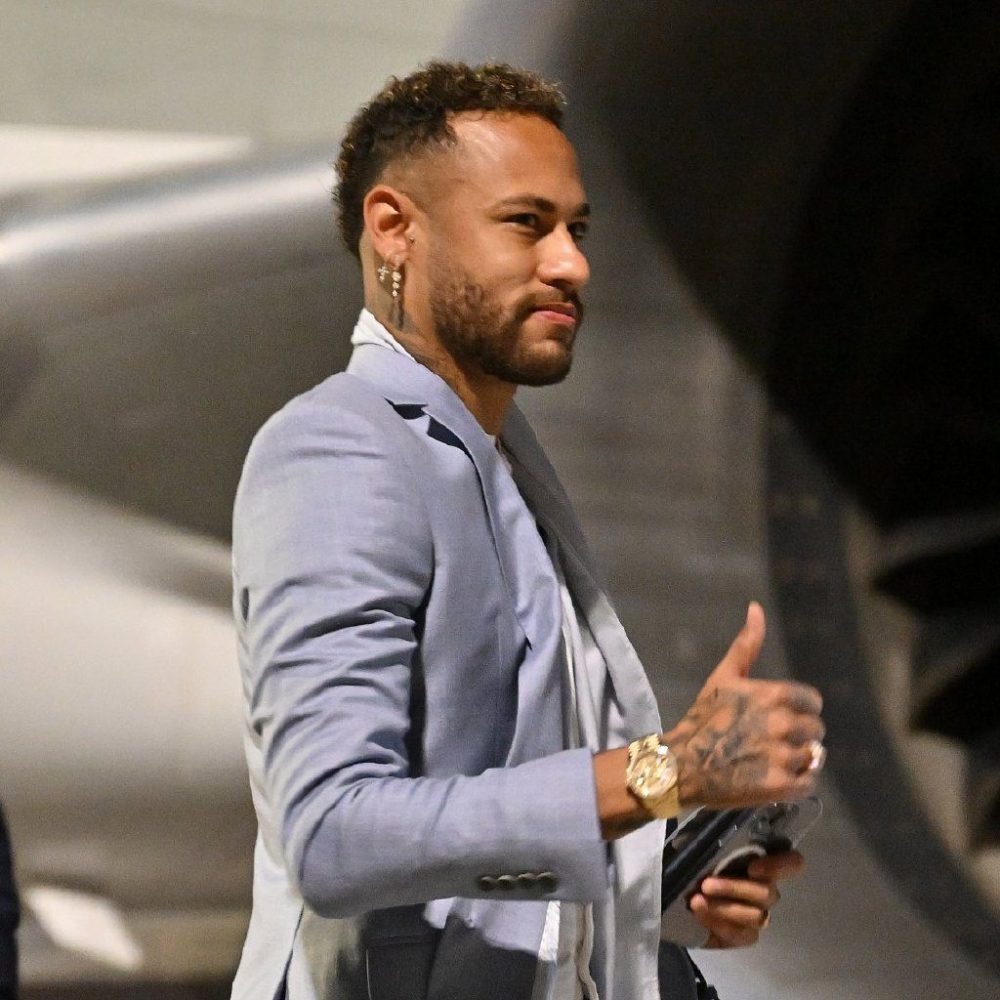 内马尔率巴西队飞抵卡塔尔,灰西装帅气逼人,人手一只lv包包_腾讯新闻