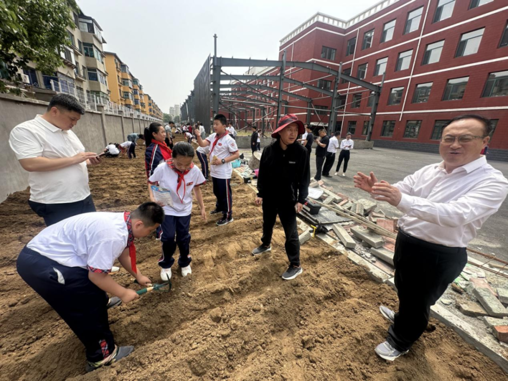 近日,辽宁省经济作物研究所的农业专家到辽阳县三新学校开展全国科技