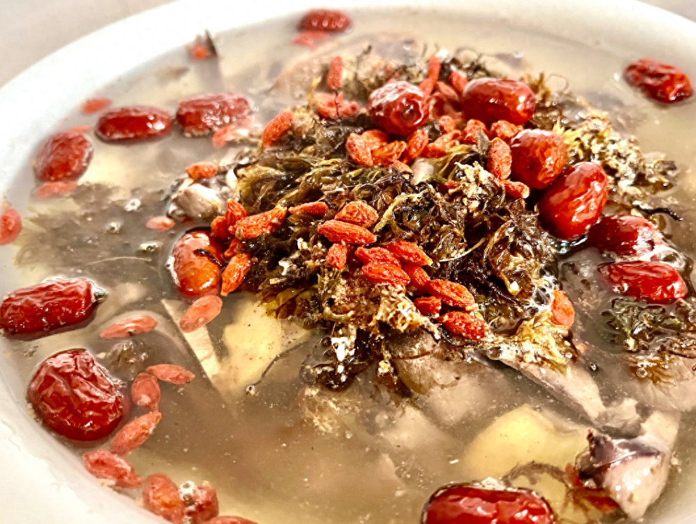 乐享云南丨美食·磨黑回心草炖猪心汤_腾讯新闻