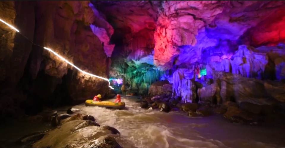 来万华岩溶洞"清凉一夏"