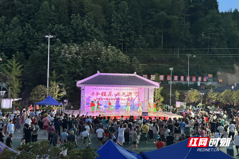 青竹村文艺晚会现场."游客的需要是我们表演的动力.