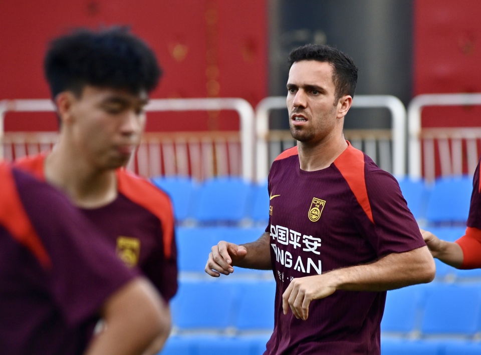 足球——东亚杯：中国队进行赛前训练