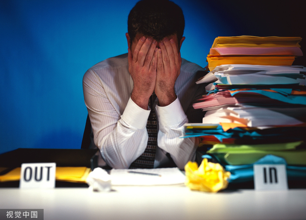 美国彭博社:工作时间变少,人们为何却更累?_腾讯新闻