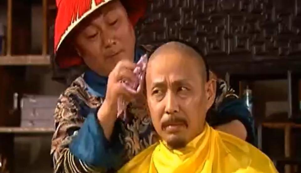 清朝的发型需要经常剃，皇帝都怎么剃头？不怕理发师趁机行刺吗？_腾讯新闻