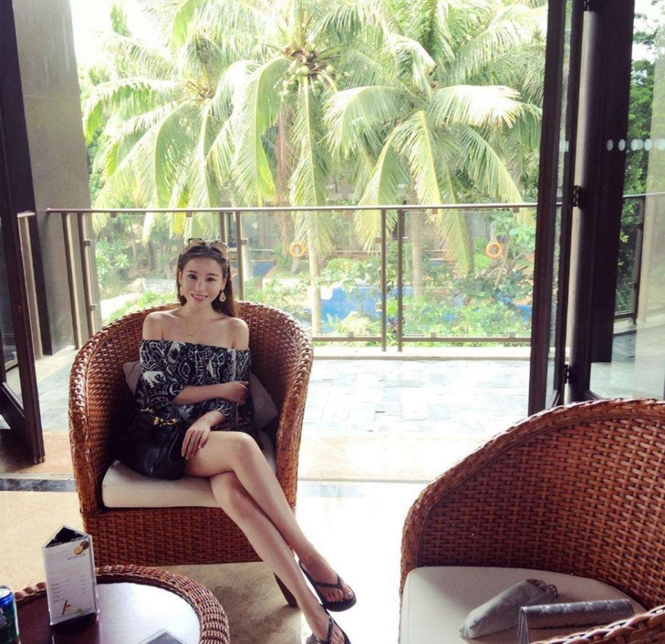 翟小川的女友名叫杨思雨,颜值和身材都很出众,浓眉大眼,皮肤白皙,还