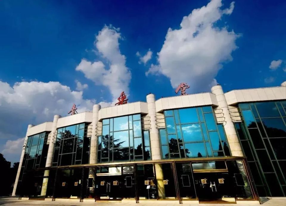 选曲 春之声圆舞曲交响合唱念故乡 凯旋进行曲 我的太阳蓝色多瑙河