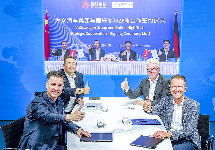 奔驰母公司戴姆勒的大股东里有吉利和北汽,但这并不妨碍世人认为奔驰