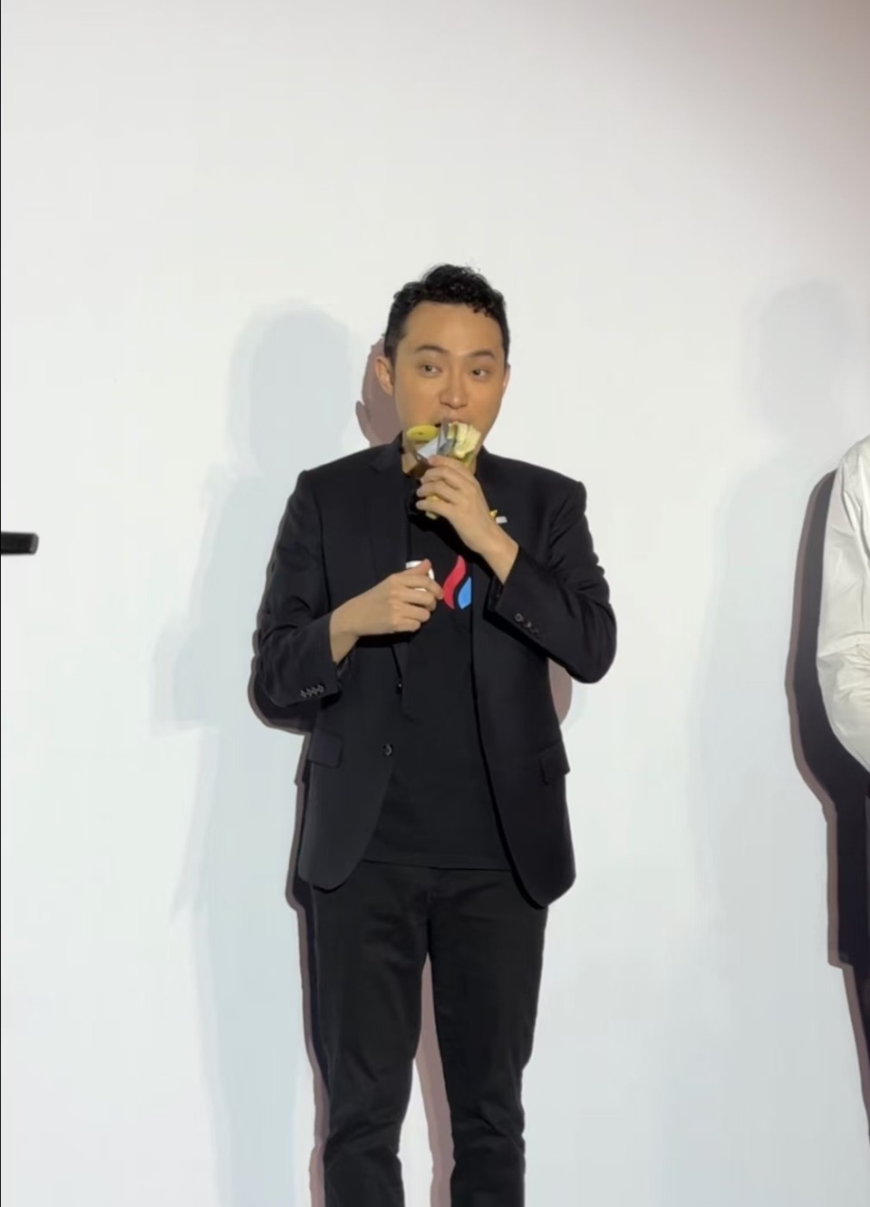 90后富豪孙宇晨公开吃掉4500万买的香蕉：比别的香蕉好吃多了-腾讯新闻