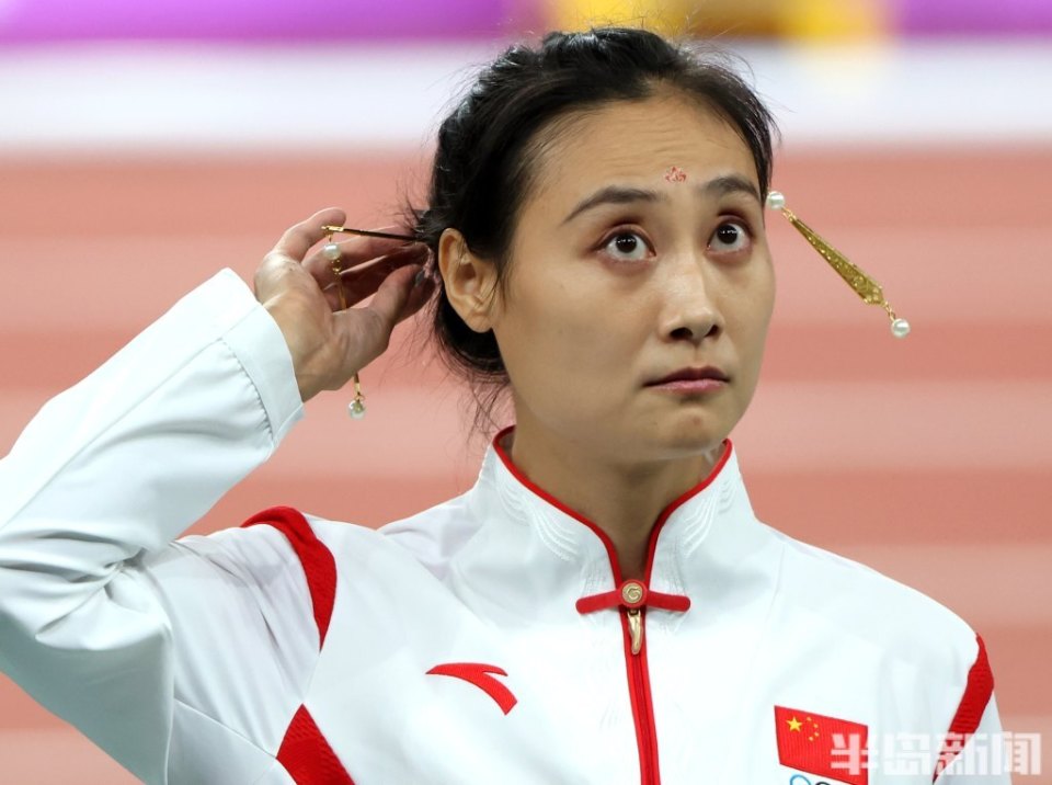 10月2日晚,在杭州亚运会女子撑杆跳高决赛中,李玲刷新了由个人保持的