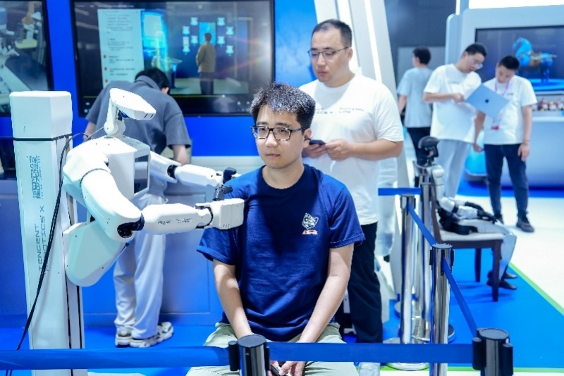 腾讯机器人按摩师走红WAIC：“要送进养老院”_腾讯新闻