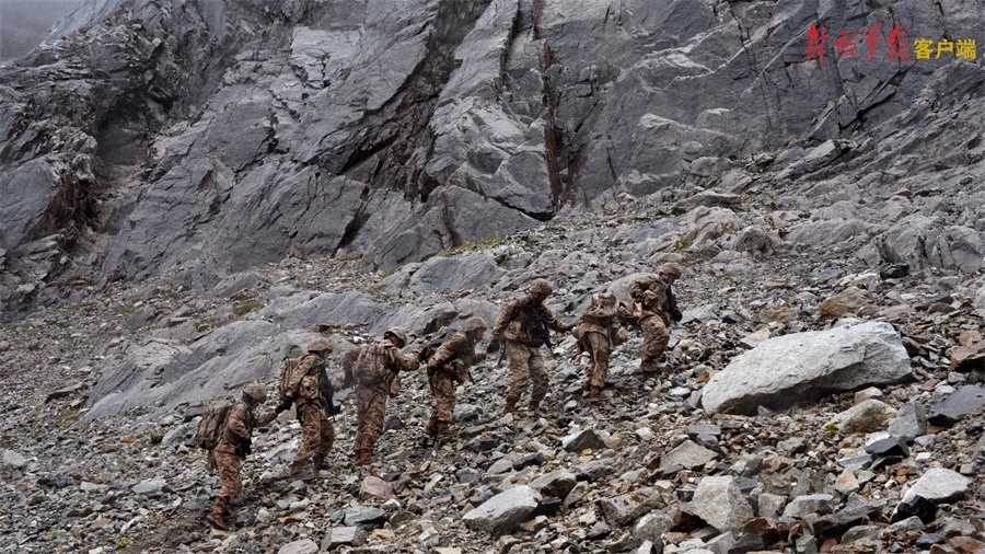 士说心语丨边防女兵首次踏上巡逻路你好界碑