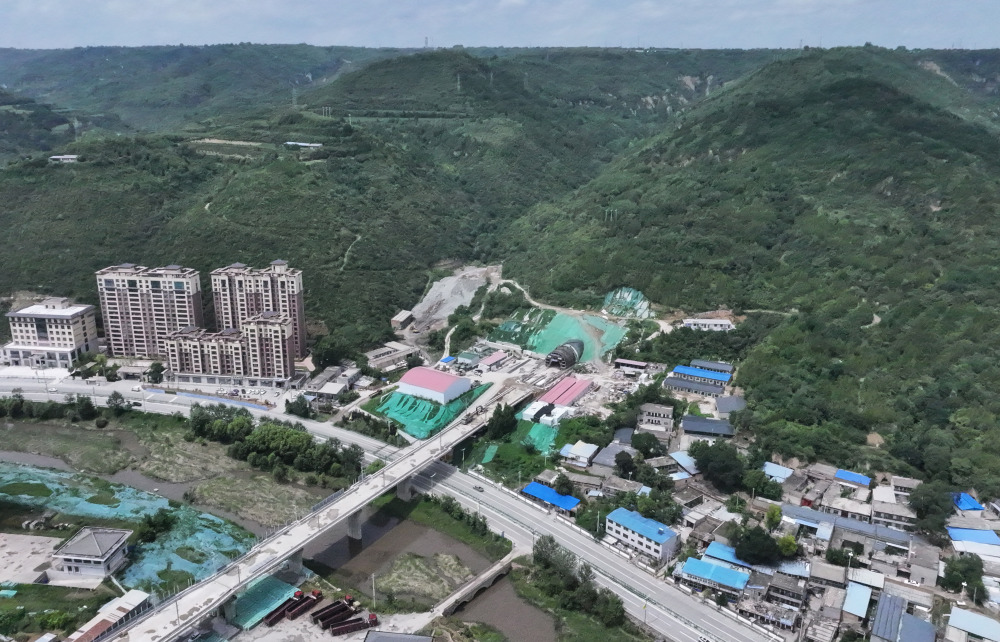 西延高铁太康隧道贯通