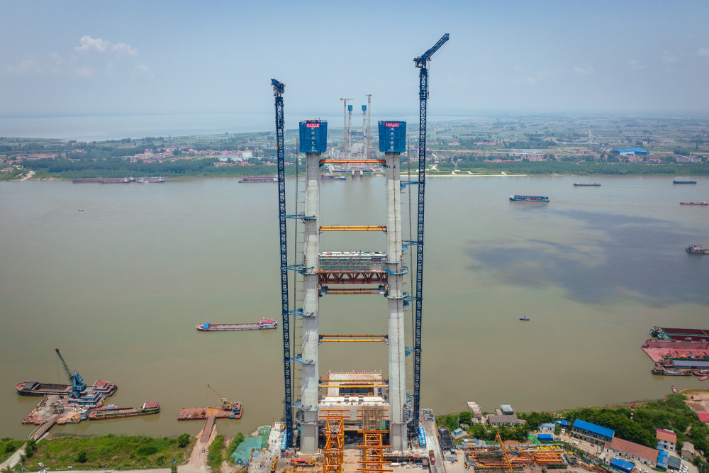 新港高速公路双柳长江大桥南主塔封顶