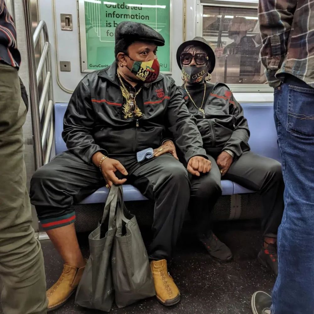 密拍纽约地铁众生相,揭露大都市的另一面:冷漠,怪异和混乱