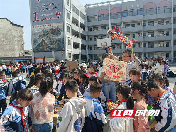 沅陵县鹤鸣山小学校园爱心义卖传递雷锋精神