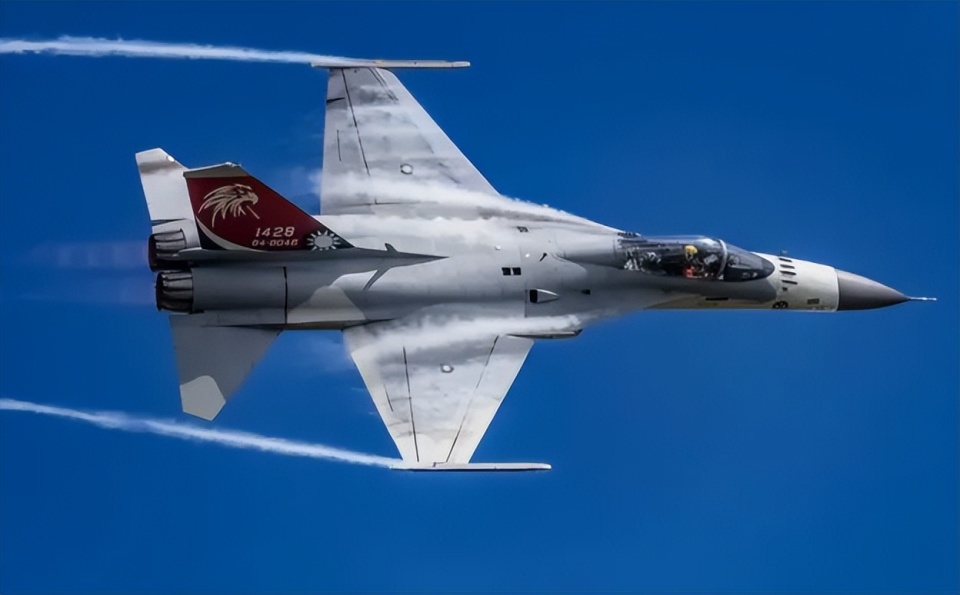 美国不卖f35a给台岛,还力挺以武拒统?美媒:f15ex能够单挑歼20