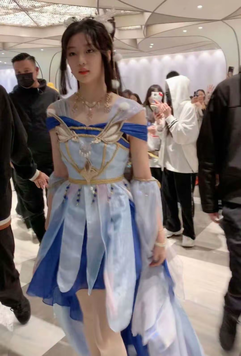 陈小纭cos嫦娥,白发紫衣,犹如仙女下凡,和杨超越风格完全不同