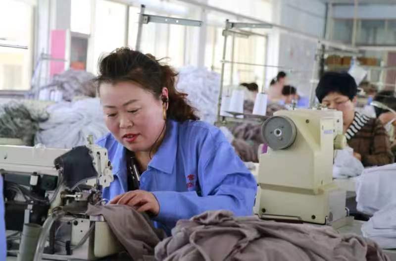 今年1-4月,公司加工服装300万件.