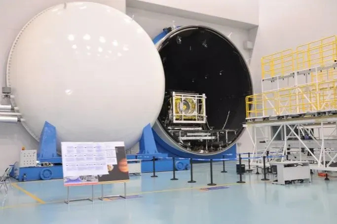 重要地面试验设备,主要由真空容器,真空系统,液氮系统,测控系统等组成