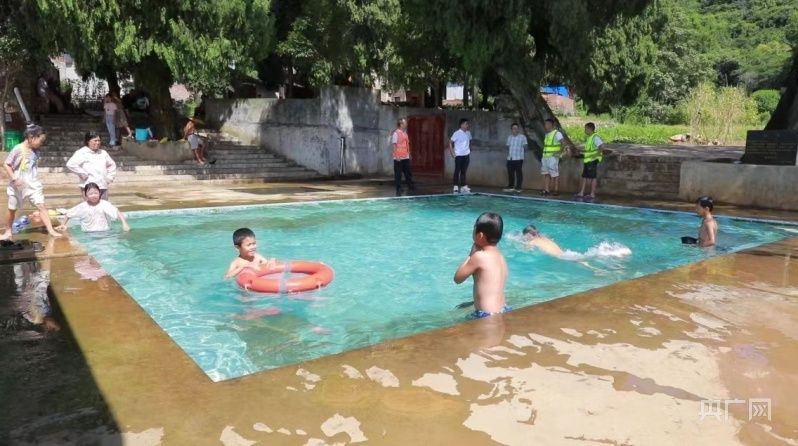 自从泳池建好后,孩子们每天在水里欢快游泳,既解暑又能学本领,这个
