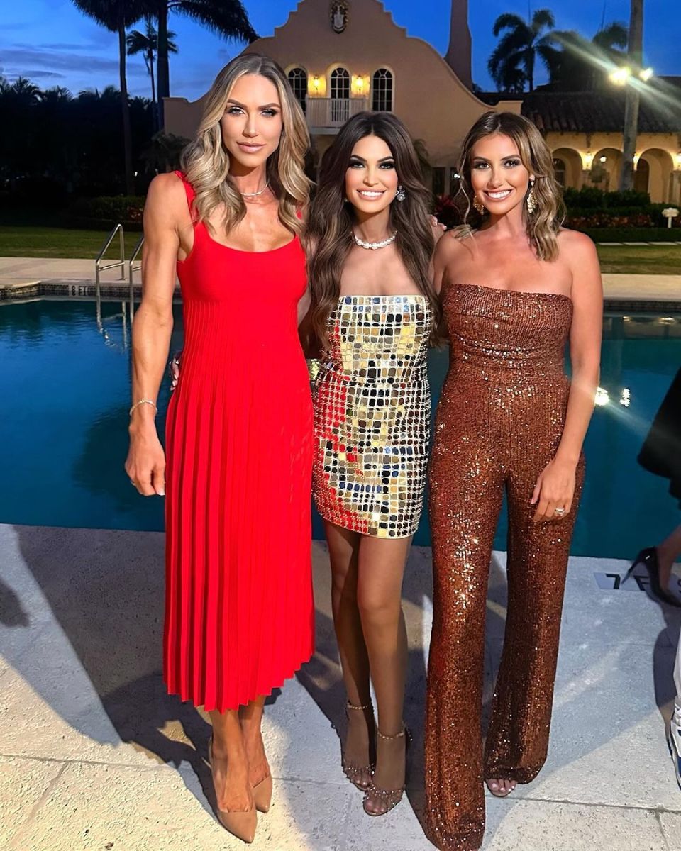 53岁梅拉尼娅意外现身参加美女律师的生日趴俩儿媳妇更惹眼