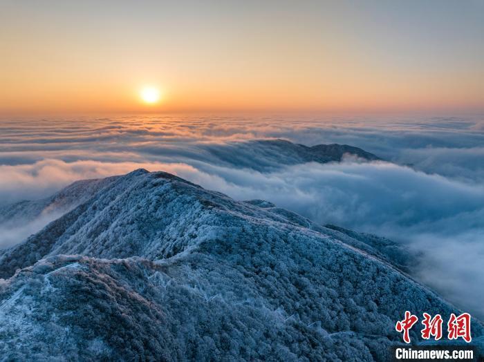 贵州省黔东南苗族侗族自治州雷山县的雷公山国家森林公园,巍巍群山披