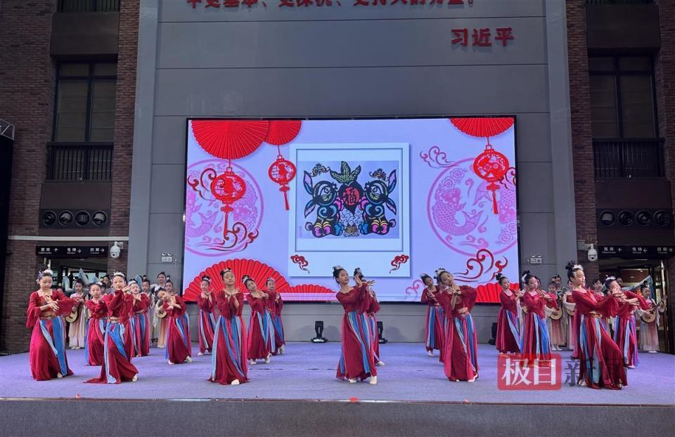 师生携手创作150幅剪纸作品,"魅力车谷"剪纸展揭幕