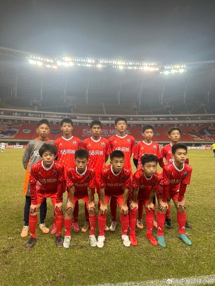 首战大胜告捷中国足球小将40里昂u12陈政飞半场奔袭一条龙