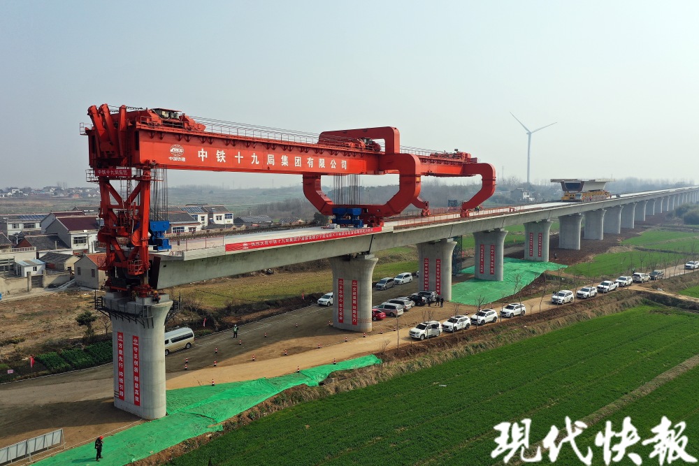 单榀重约700吨北沿江高铁南京段开始架梁