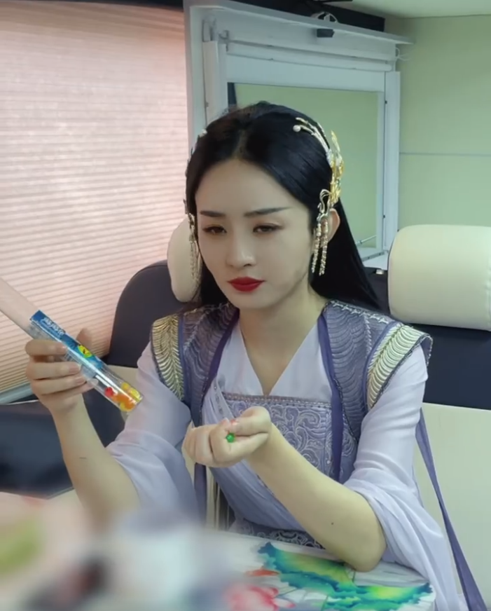 赵丽颖难掩吃货本性,细嚼慢咽显淑女,与杨幂鞠婧祎成对比_腾讯新闻