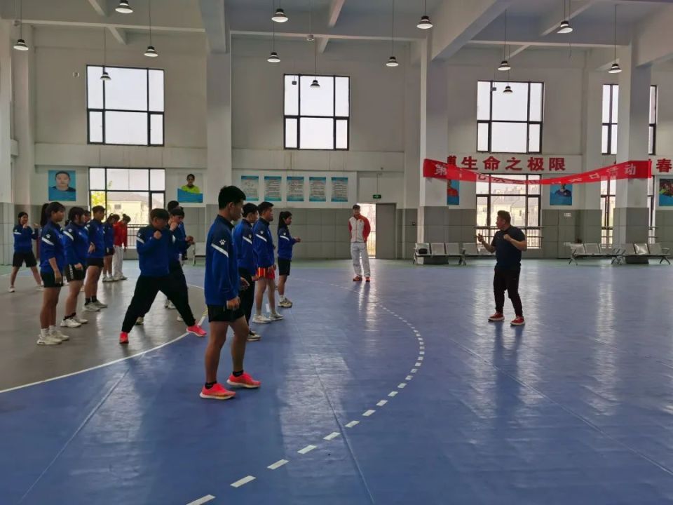世界冠军任教,睢宁首个校拳击队成立!_腾讯新闻