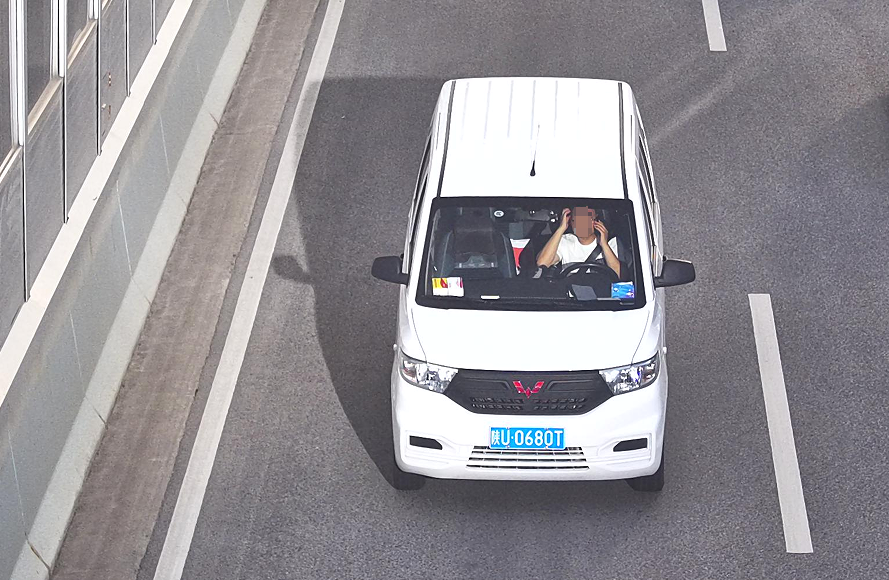 西安交警曝光一批开车接打电话抓拍