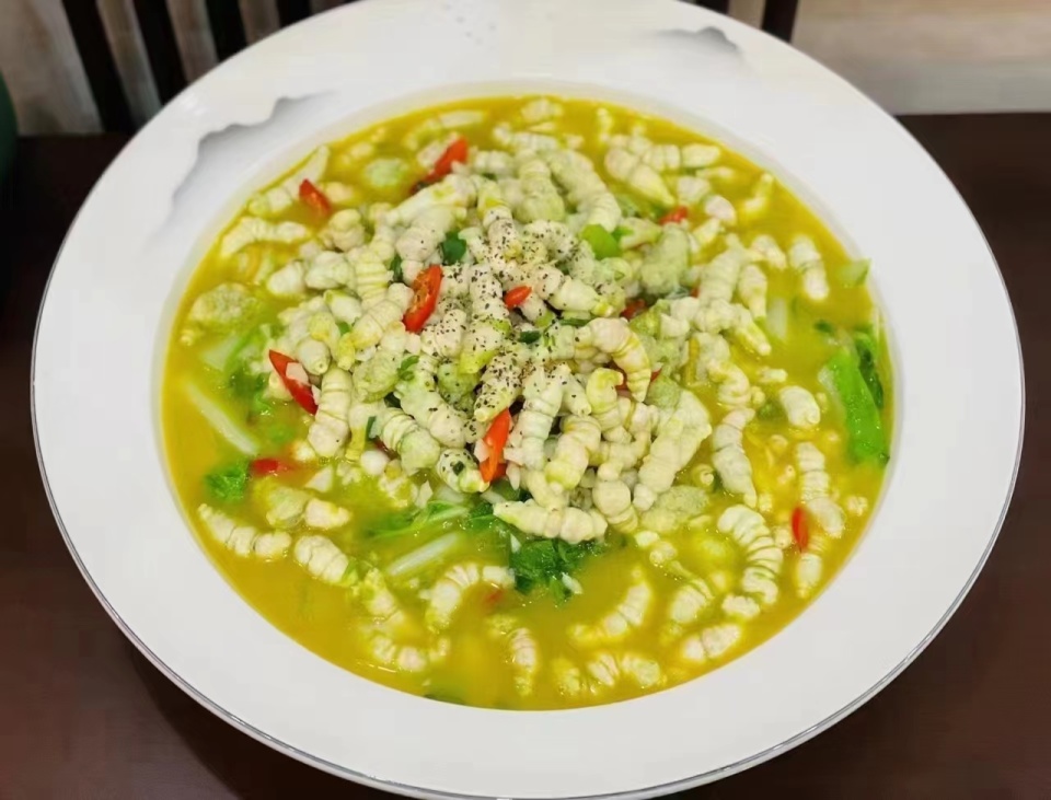 擀出来的豆丹肉青中带白,中间会有一块淡黄色的油,宛如碧玉.