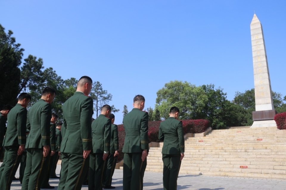 花寄哀思春缅英魂广东惠州海警局开展缅怀英烈活动