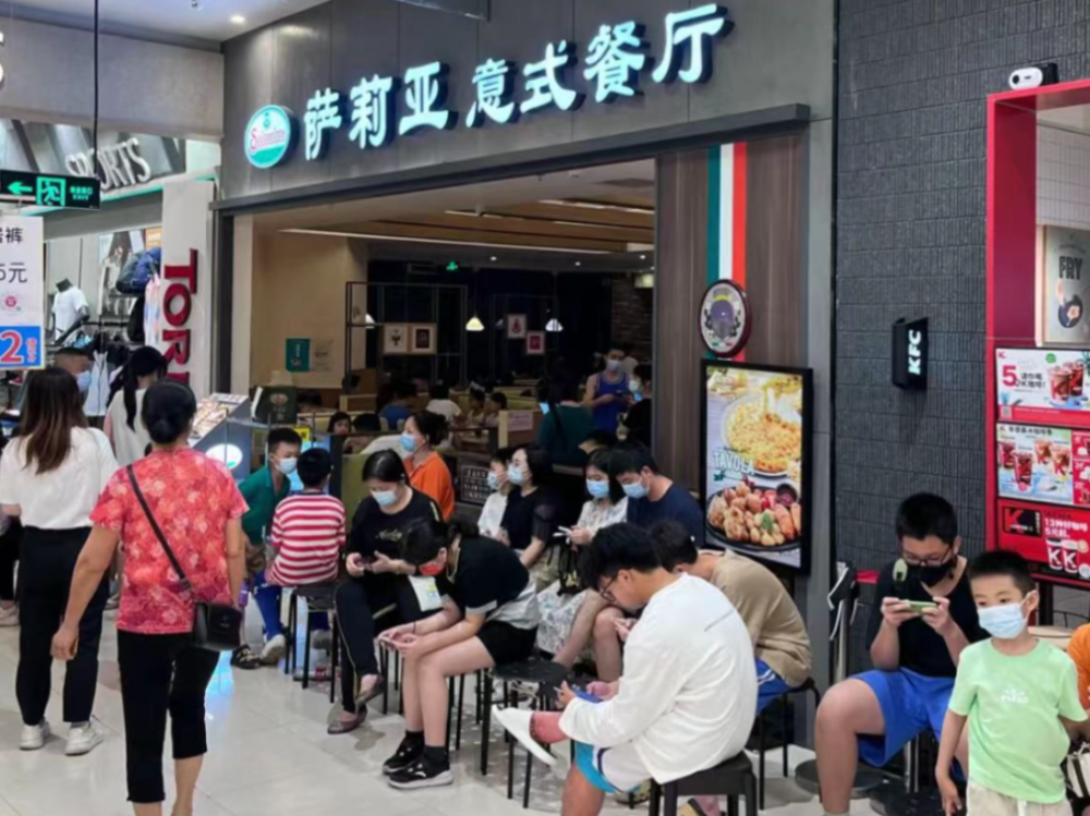 几乎全天都要排队如果是周五周六周日多位萨莉亚员工透露越来越长门口