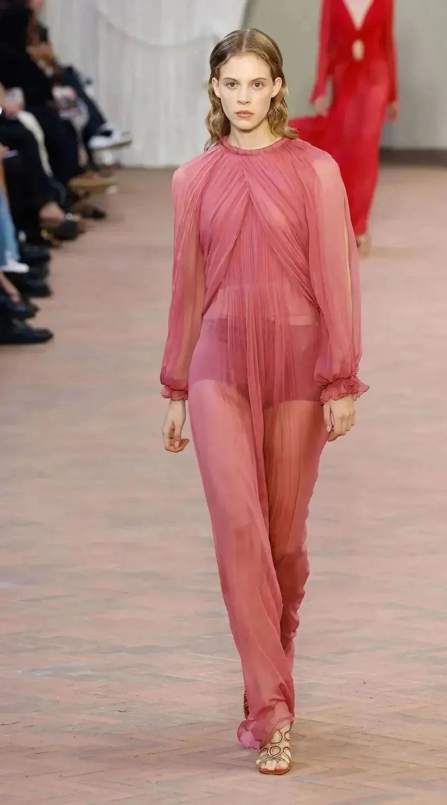 性感与朦胧交融的"透视薄纱" | 2024年春夏女装关键趋势