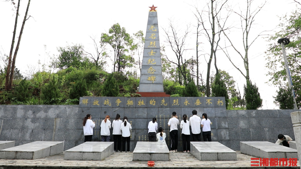 大学生为无名烈士纪念碑碑文"描金"