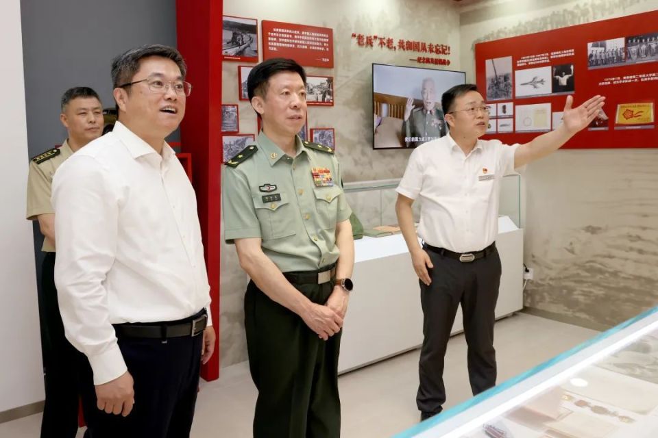 上海警备区首长到杨浦调研