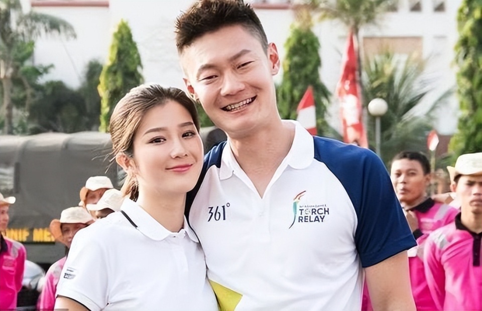 张培萌在参加亚运会火炬接力时搂着美女主持,知名足球解说员漠寒正式