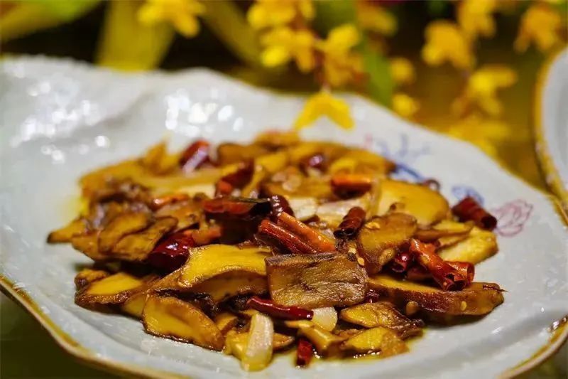 2023年,南华县创新举办野生菌美食争霸赛,邀请省内外16家餐饮名店和