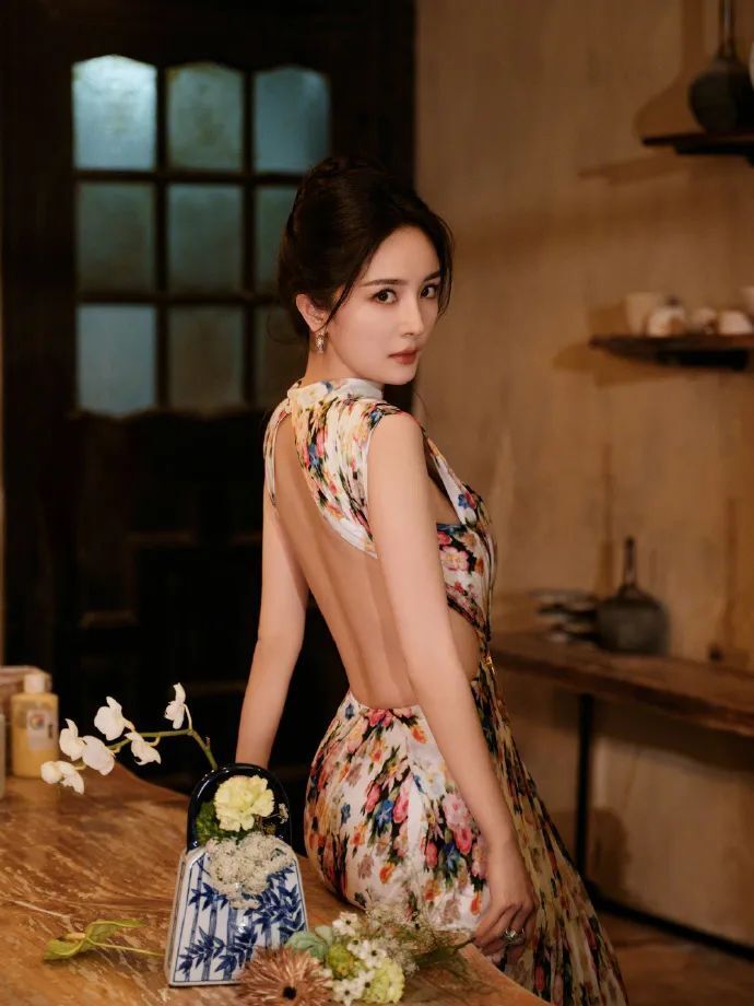 杨幂把loewe胸部侧开深v连衣裙缝起来,美到不行,loewe 2024秋冬系列