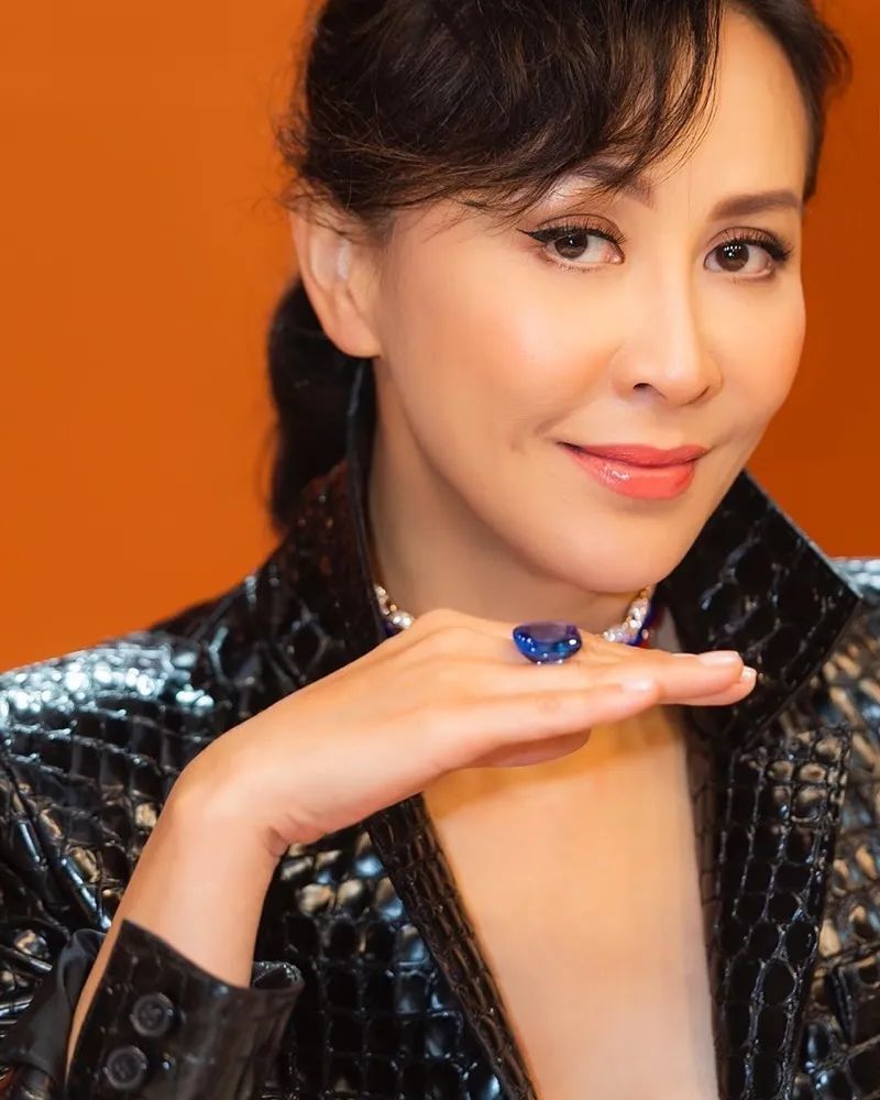 58岁刘嘉玲戴后冠容光焕发,皮肤紧致状态佳,完全看不出真实年龄_腾讯