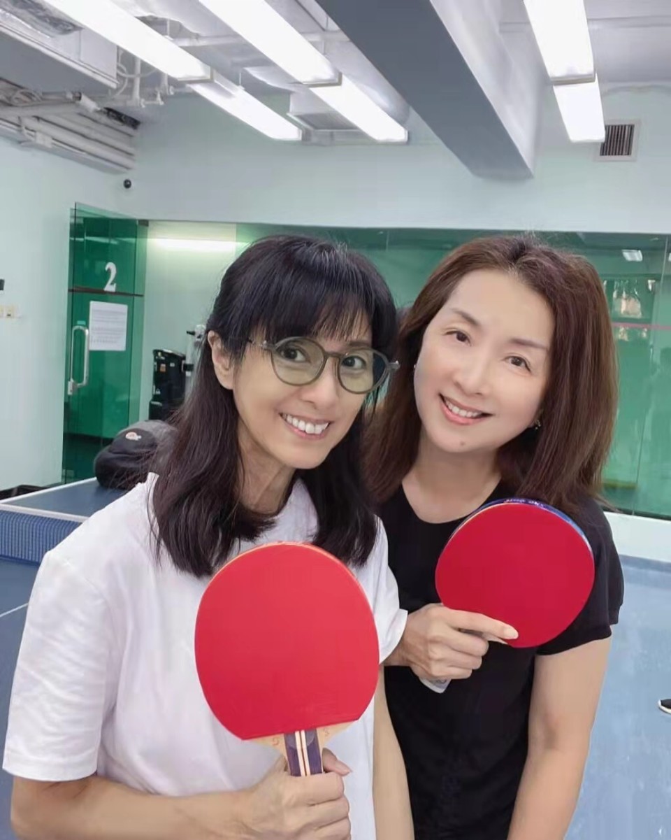 陈秀珠在社交媒体分享了一张她与米雪在室内打乒乓球的照片.