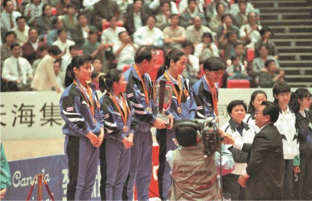 张燮林率队登上第43届世乒赛领奖台,左二为邓亚萍张燮林把邓亚萍正式