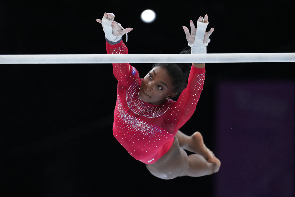 10月7日,美国选手拜尔斯在女子高低杠决赛后.她最终获得第五名.