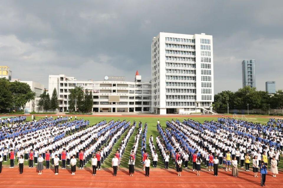 盐港中学举行开学典礼暨书记思政课暨教师宣誓活动